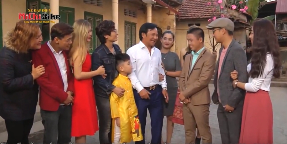 Đại gia đình NS Quang Tèo đón xuân cùng xe điện Michi